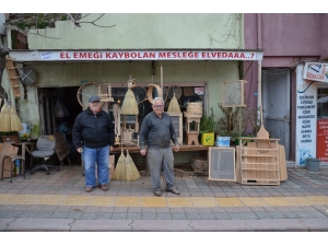 86’lık Marangoz Askerde Öğrendiği Mesleğini Yarım Asırdır Sürdürüyor
