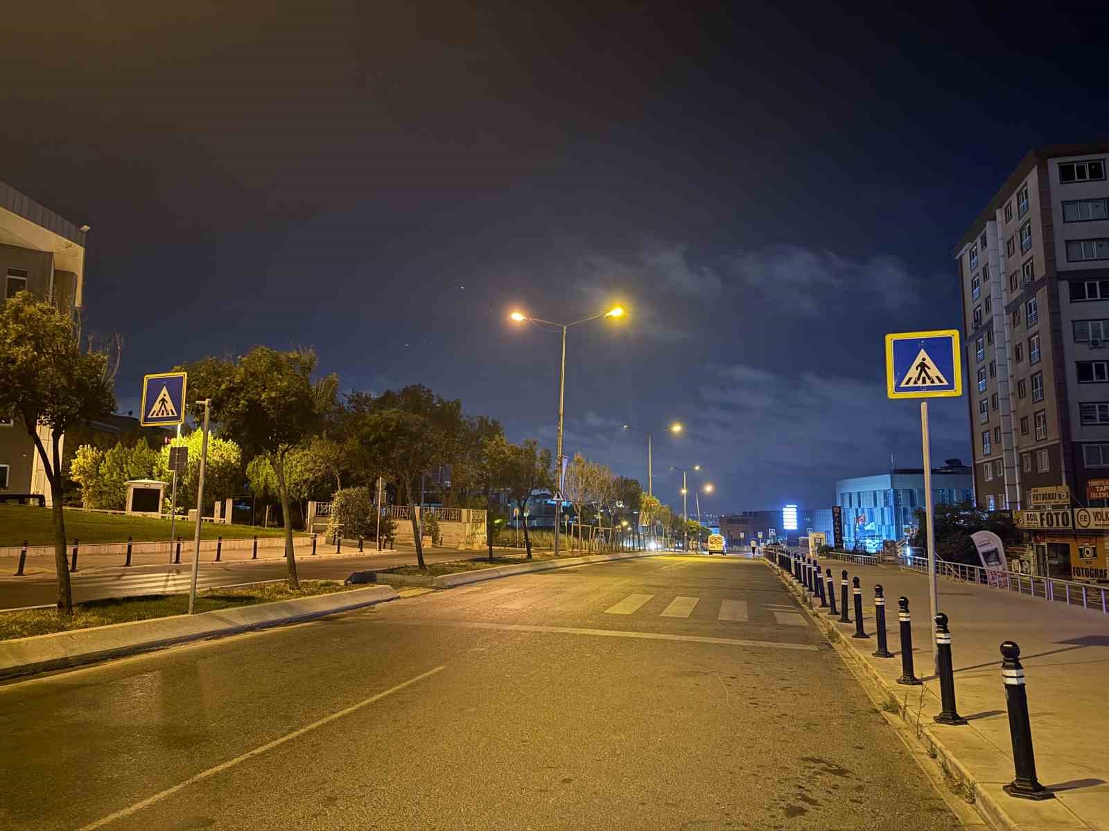 yaya-gecidinde-servis-minibusunun-carptigi-genc-kiz-agir-yaralandi