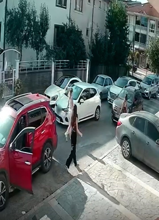 trafikte-aractan-inen-3-kadin-cocuklu-aileye-saldirdi