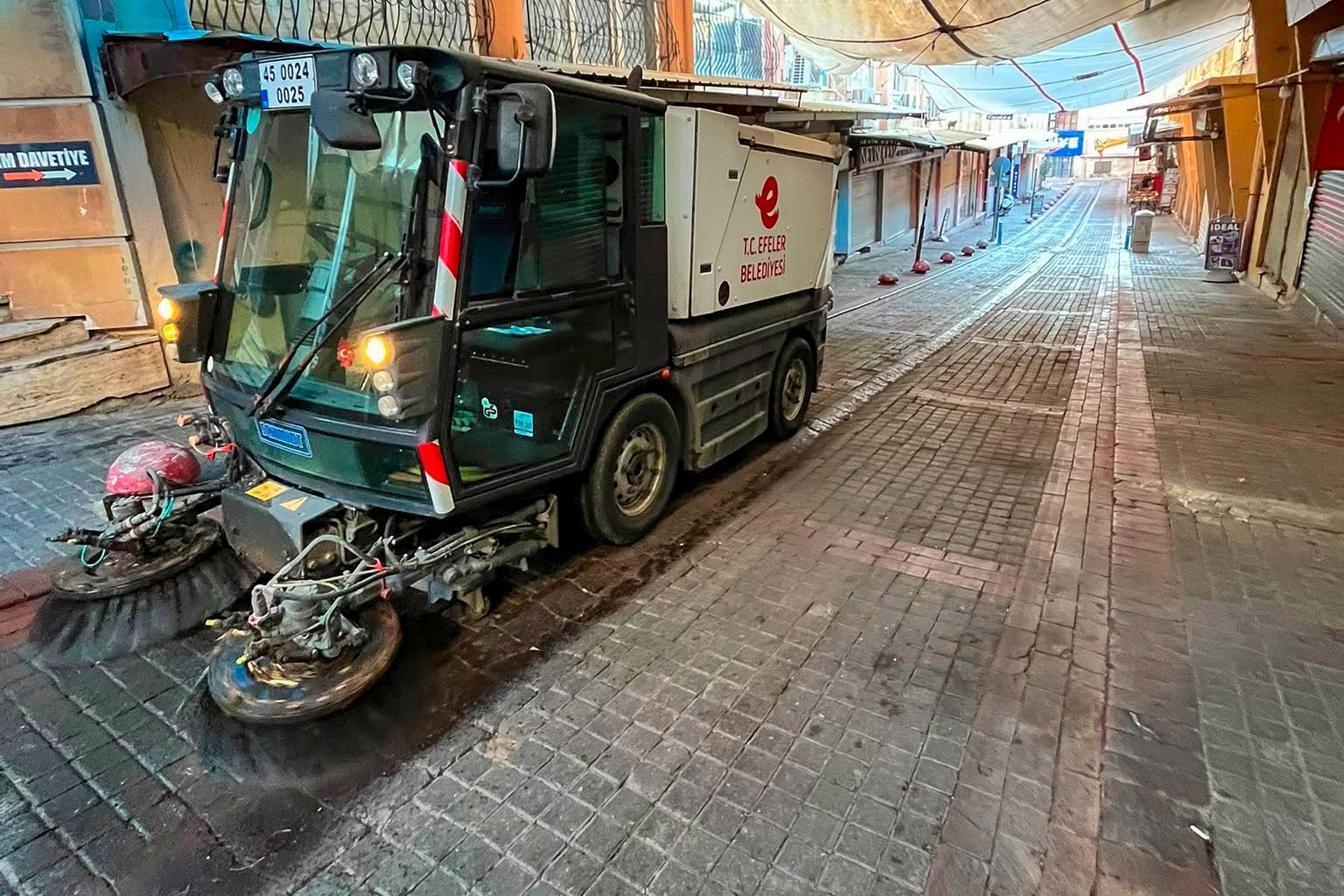 efeler-de-tarihi-carsilar-ve-sokaklar-temizlendi