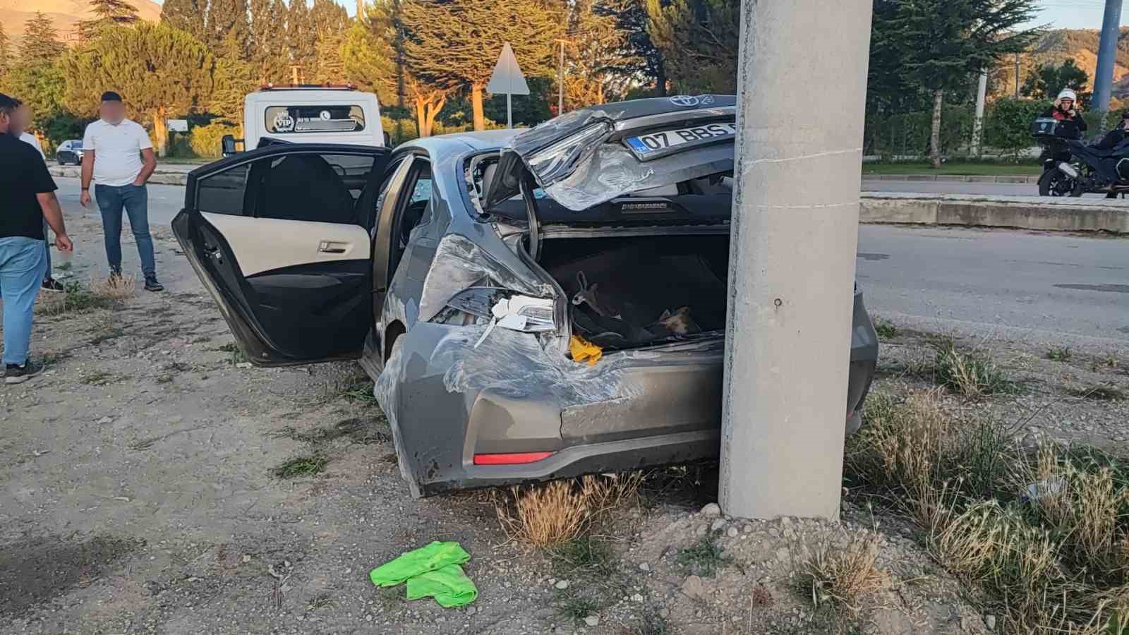 isparta-da-takla-atan-otomobildeki-2-kisi-yaralandi