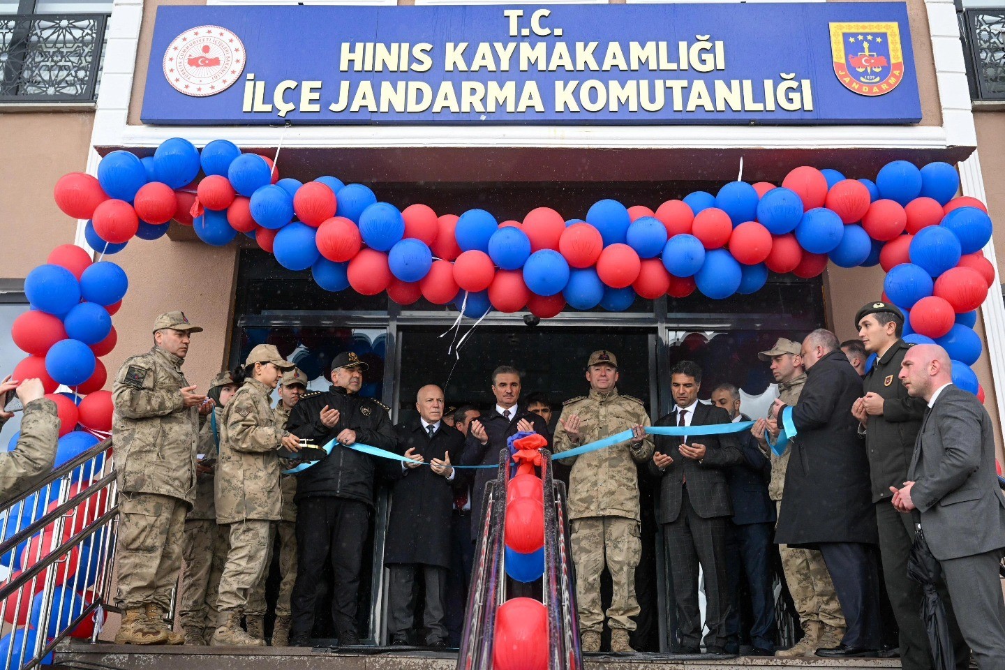 hinis-ta-jandarma-hizmet-binasi-torenle-acildi