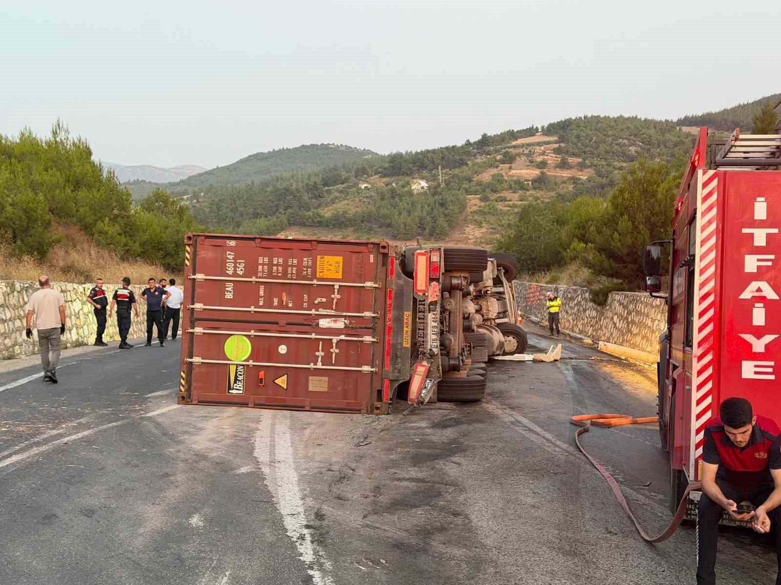 bilecik-te-2-tir-carpisti-1-kisi-yaralandi