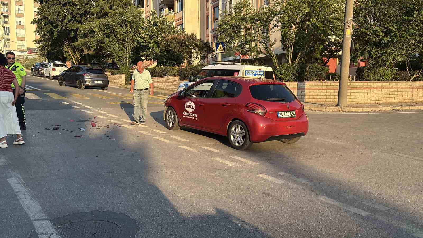 otomobille-carpisip-savrulan-motosiklet-baska-bir-araca-carpti-2-yarali