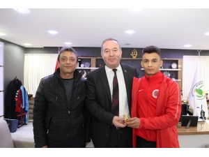 Başkan Şahiner Başarılı Güreşçiyi Ödüllendirdi