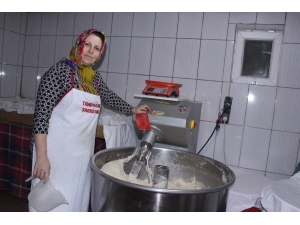 Kadın Fırıncı Odun Ateşinde Köy Ekmeği Üretiyor
