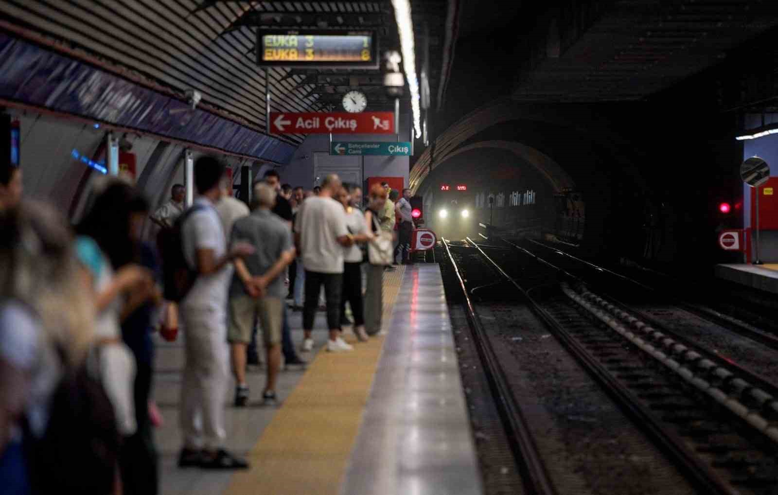 izmir-de-kablo-hirsizligi-girisimi-metro-seferlerini-aksatti