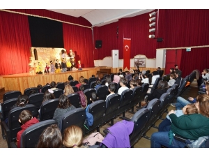 Foça’da Çocuk Şenliği Minikleri Eğlendirdi