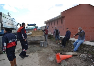 Şuhut Belediyesi İçme Suyu Şebeke Hattı Döşeme Çalışmalarına Devam Ediyor