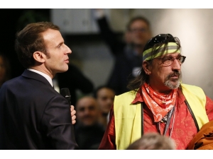 Macron: "Ben De Bir Sarı Yelekliyim"