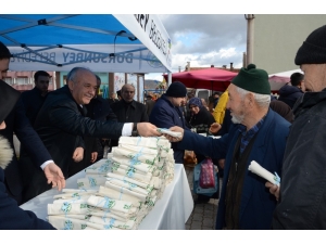 Dursunbey’de Vatandaşlara Ücretsiz Bez Torba Dağıtıldı