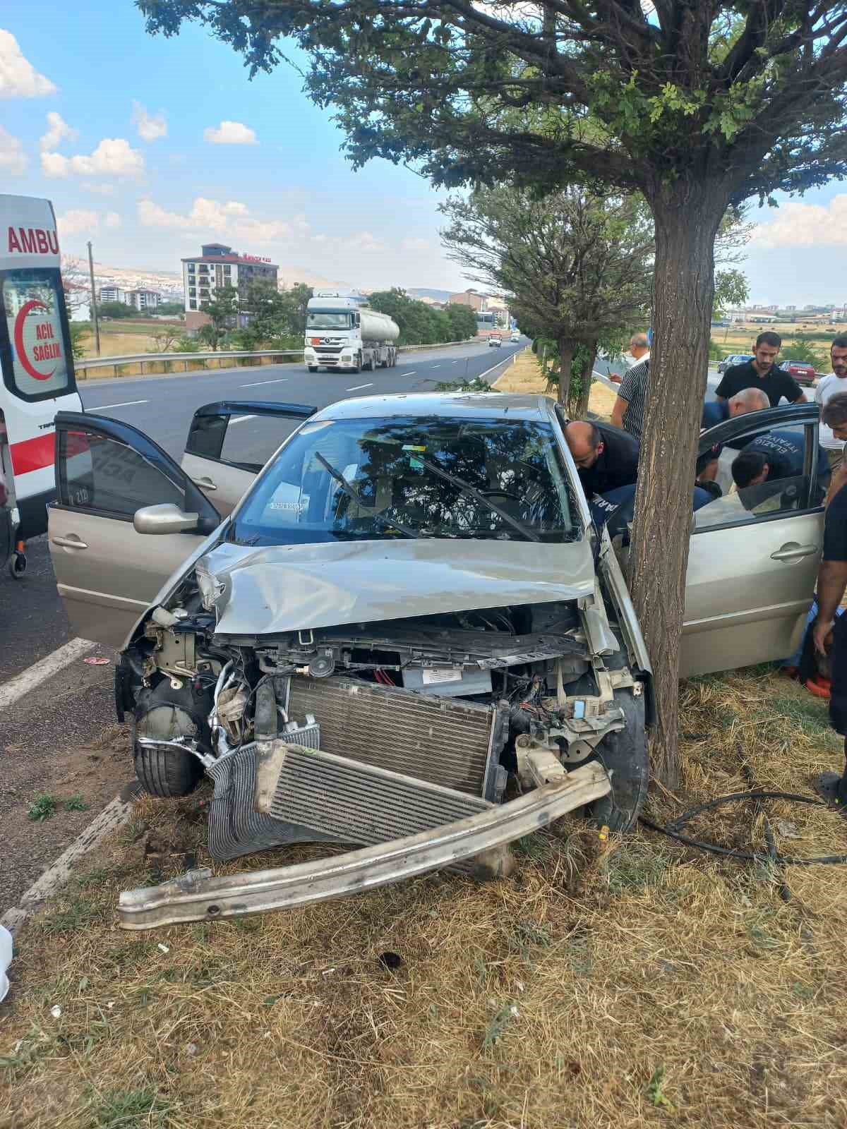 elazig-da-otomobil-agaca-carpti-4-yarali