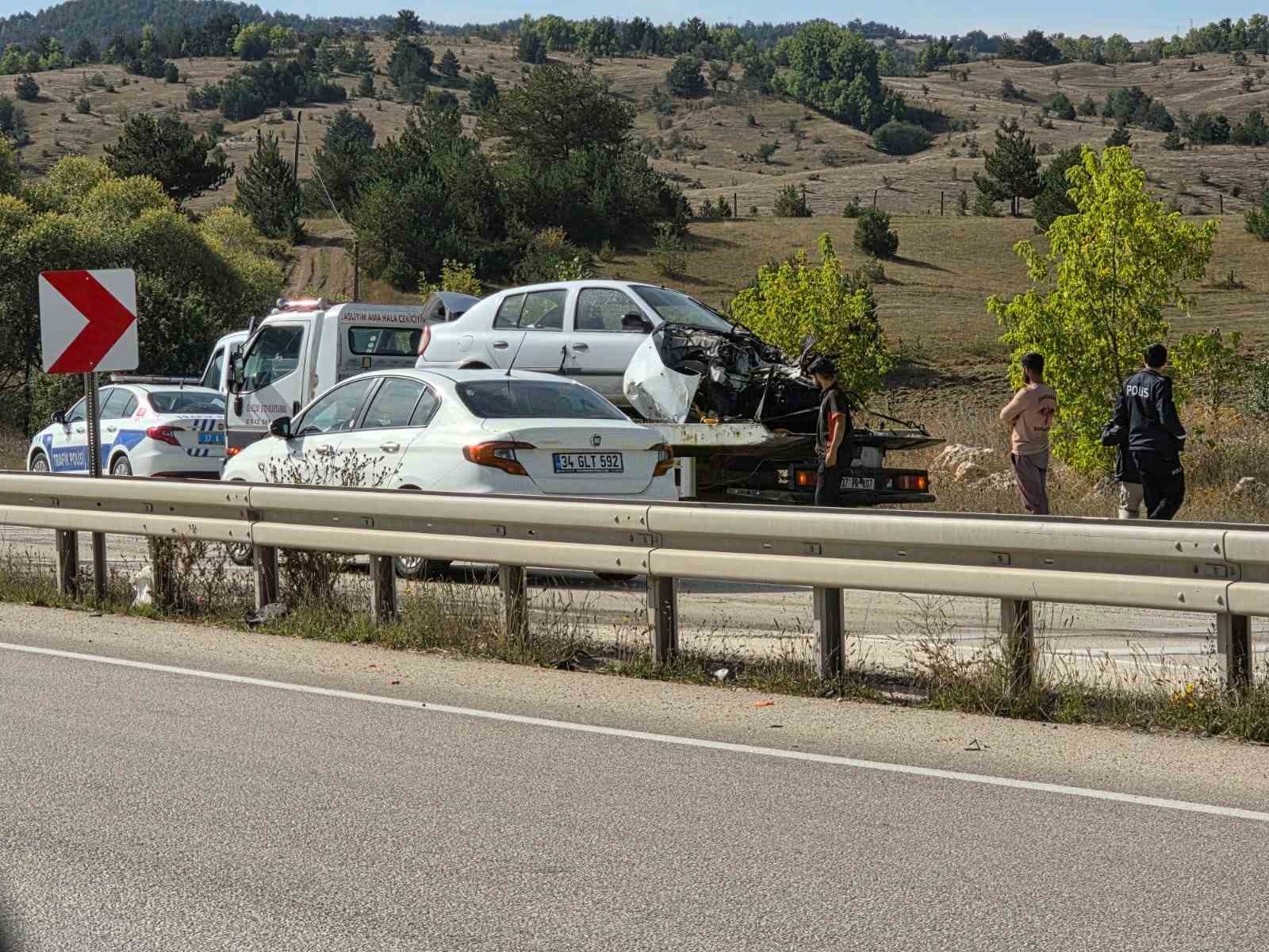 kastamonu-da-elektrik-diregine-carpan-otomobil-hurdaya-dondu-2-yarali