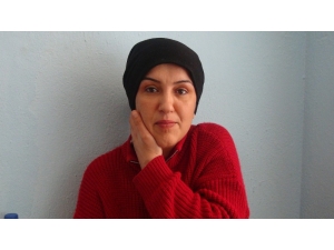 Yana Düşen Başını Eliyle Tutarak Yaşıyor