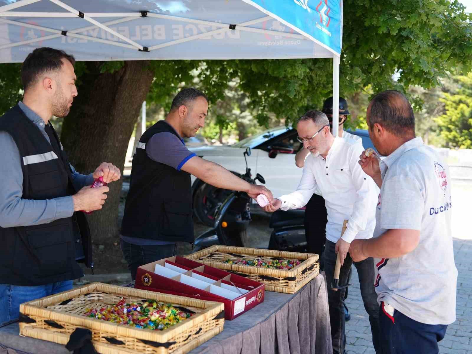 duzce-deki-mezarliklarda-bayram-dayanismasi