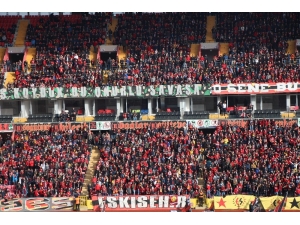 Eskişehirspor Taraftarı Barış Manço’yu Unutmadı