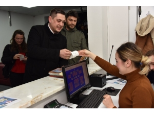 Tiyatro Bileti İçin Uzun Kuyruklar Oluşturdular