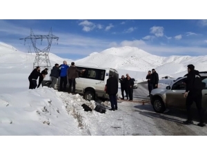 Kara Saplanan Aracı Sporcular Kurtardı