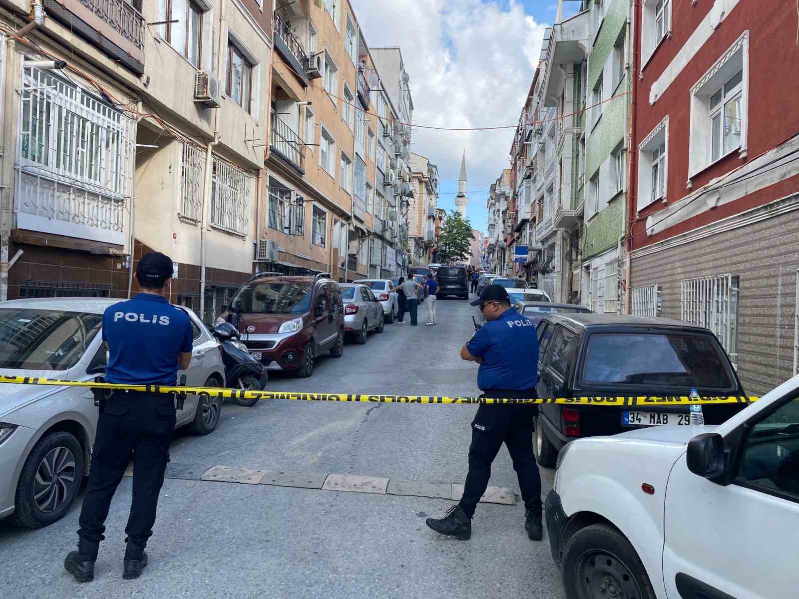 fatih-te-dehset-emekli-polis-esini-ve-cocugunu-oldurdukten-sonra-intihar-etti
