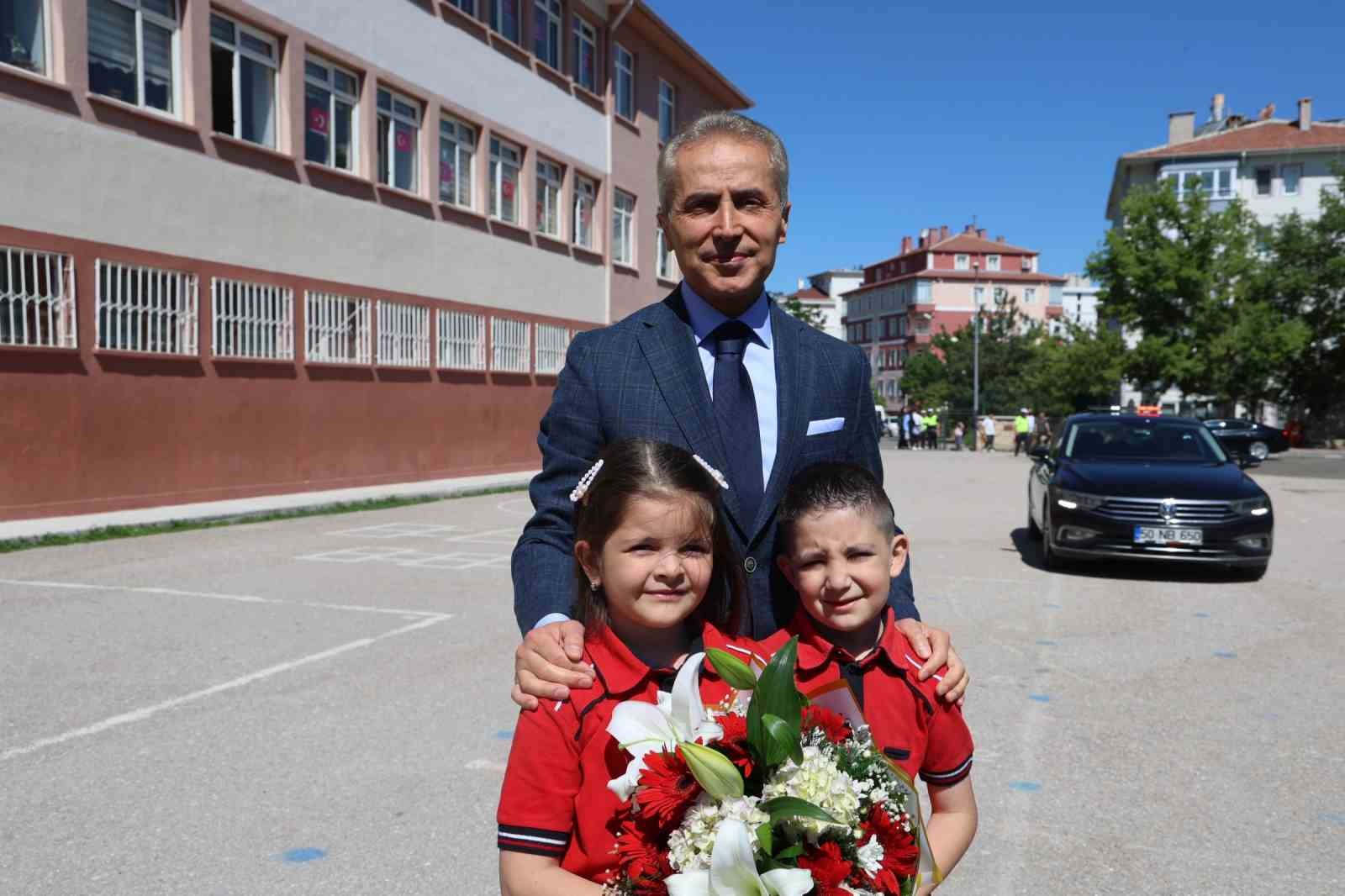 vali-olmak-istiyorum-diyen-minik-ogrenci-karne-torenine-damga-vurdu
