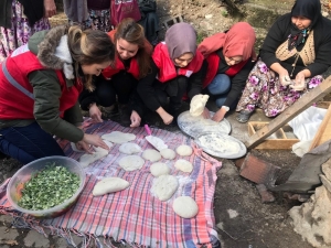 Kızılaycı Gençler Yaşlıların Yanında