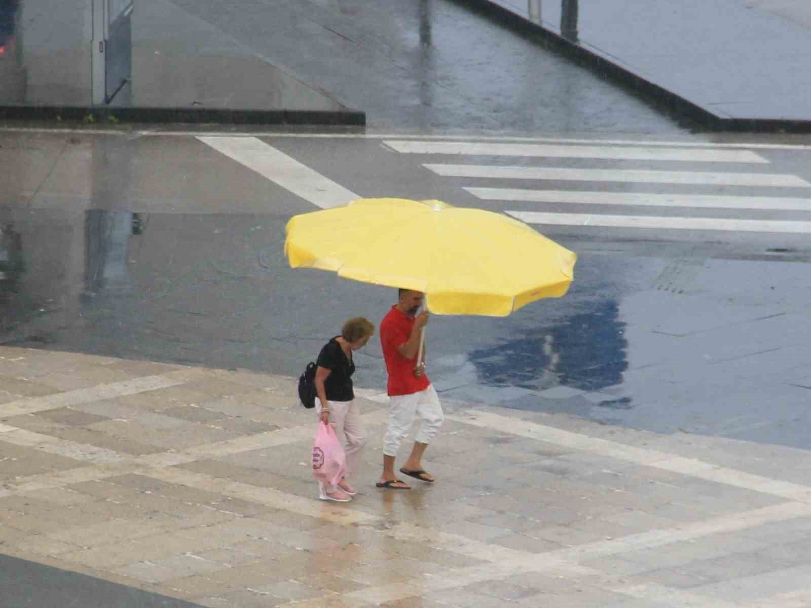 samsun-da-saganak-yagis-manzaralari