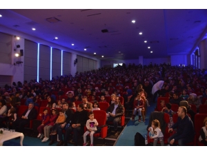 Çocuklar Aileleriyle Birlikte Tiyatronun Keyfini Çıkardı