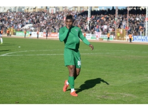 Denizlisporlu Kehinde Babasının Ölüm Haberiyle Yıkıldı