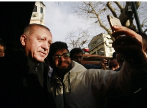 Cumhurbaşkanı Erdoğan, Çengelköy’de Çay Bahçesinde Vatandaşlarla Sohbet Etti