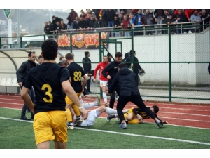 Amatör Maçta Kavga Çıktı, 8 Futbolcu Kırmızı Kart Gördü
