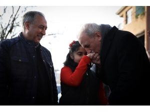Türk Bayrağı İsteyen İhtiyar Teyzeyi Makam Otomobili İle Evine Gönderdi