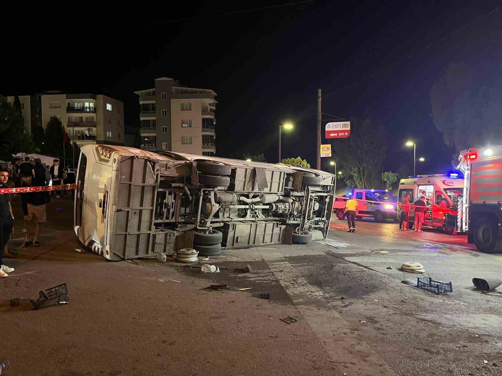 izmir-de-servis-otobusu-ile-otomobil-carpisti-4-yarali