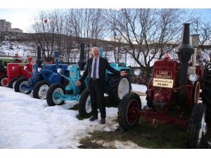 Fabrikalarının Bahçesini Nostaljik Traktör Müzesine Çevirdiler