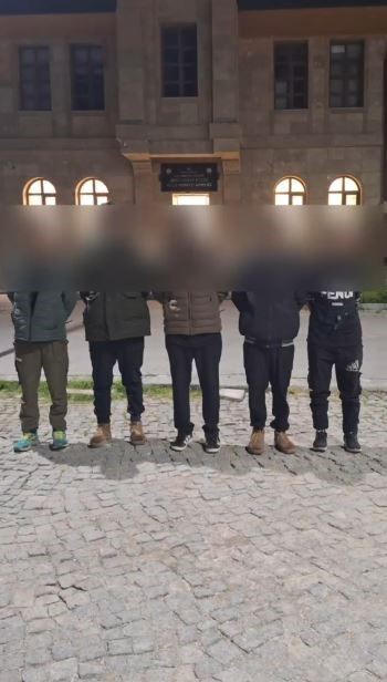 sivas-ta-8-duzensiz-gocmen-yakalandi-3-kisi-tutuklandi