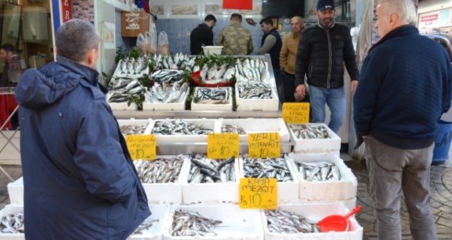 Fiyatların 10 Tl'ye Sabitlendiğini Duyan Vatandaş Balıkçılara Akın Etti