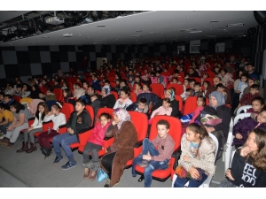 14 Bin Çocuk Ücretsiz Sinema Ve Tiyatro İle Buluştu