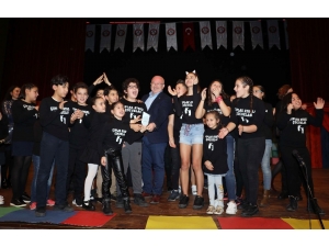 Çocuklar Hem Güldürdü Hem Düşündürdü