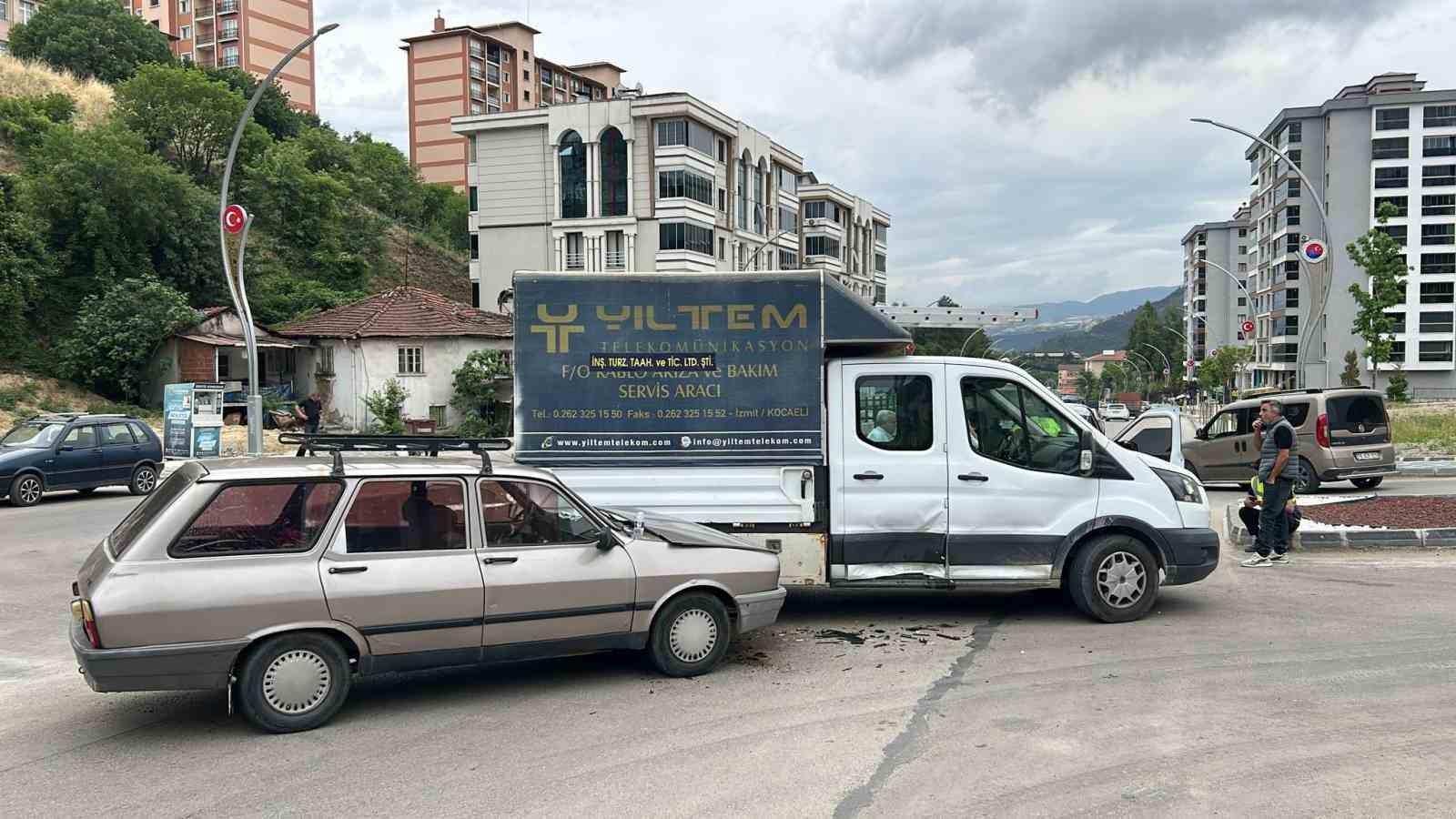 karabuk-te-otomobil-kamyonetle-carpisti-1-yarali
