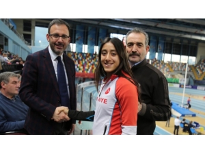 Mizgin Ay, Kendi Rekorunu Egale Etti