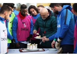 İdman Sahasında Doğum Günü Pastası