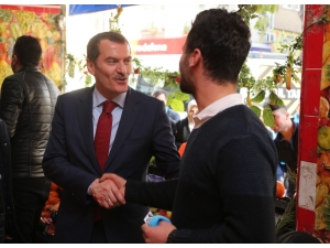 Ak Parti Zeytinburnu Adayı Arısoy, Esnafa Cep Telefonu Numarasını Dağıttı