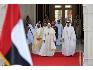 Abu Dabi Prensi Muhammed Bin Zayid’in Papa Önünde El Pençe Durmasına İslam Dünyasından Tepki