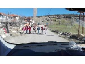 Öğretmenlerini Göndermemek İçin Kendilerini Aracın Önüne Attılar