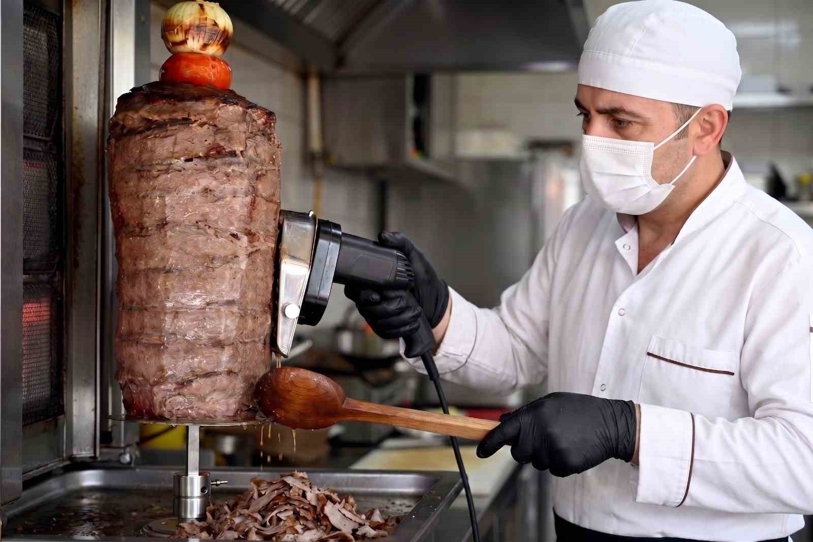 efeler-belediyesi-menderes-park-ta-vatandaslari-kaliteli-yemeklerle-bulusturuyor