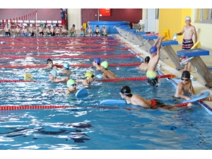 64 Yaşında Günde Bin Metre Yüzüyor