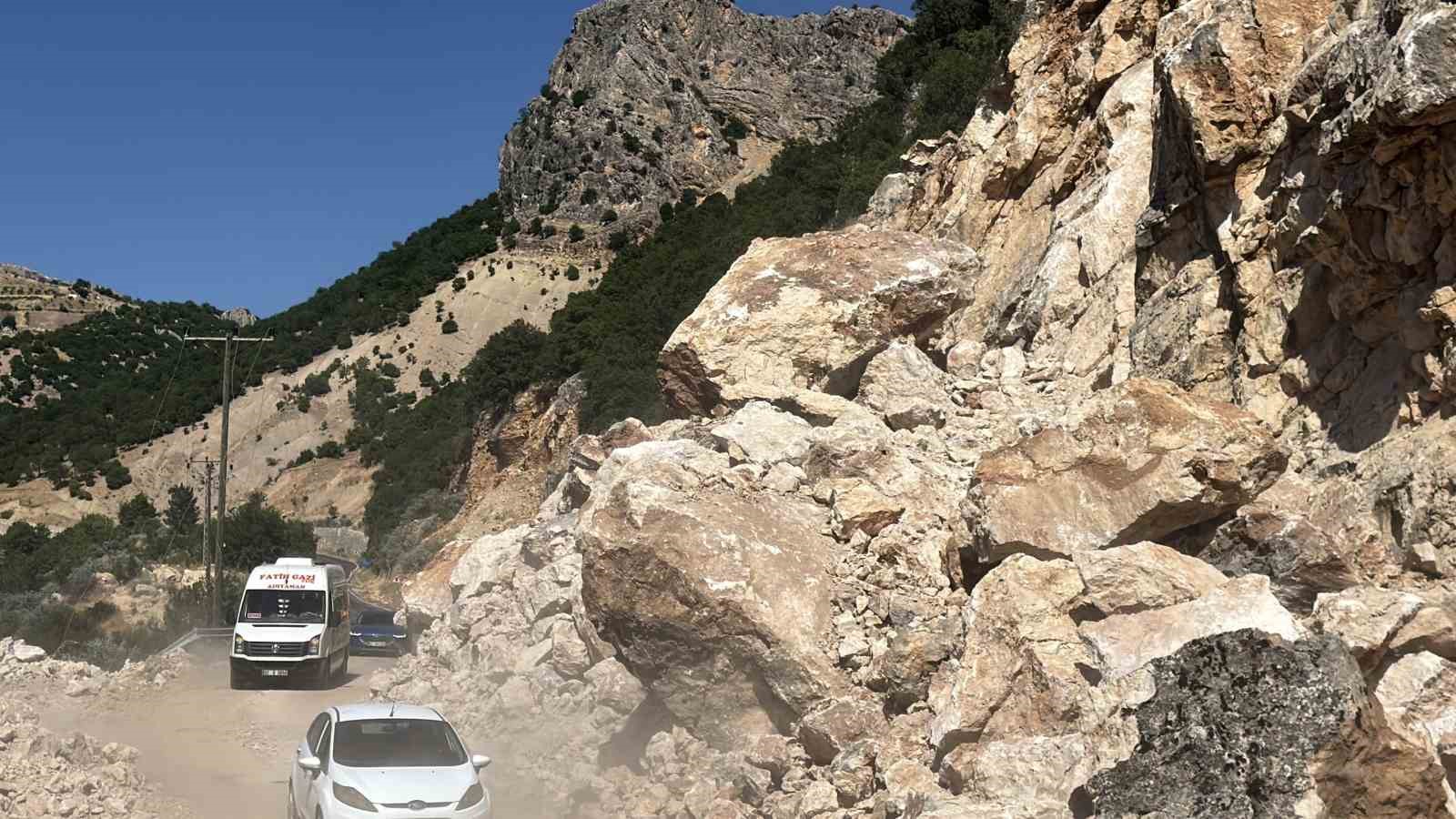 adiyaman-celikhan-karayolunda-heyelan