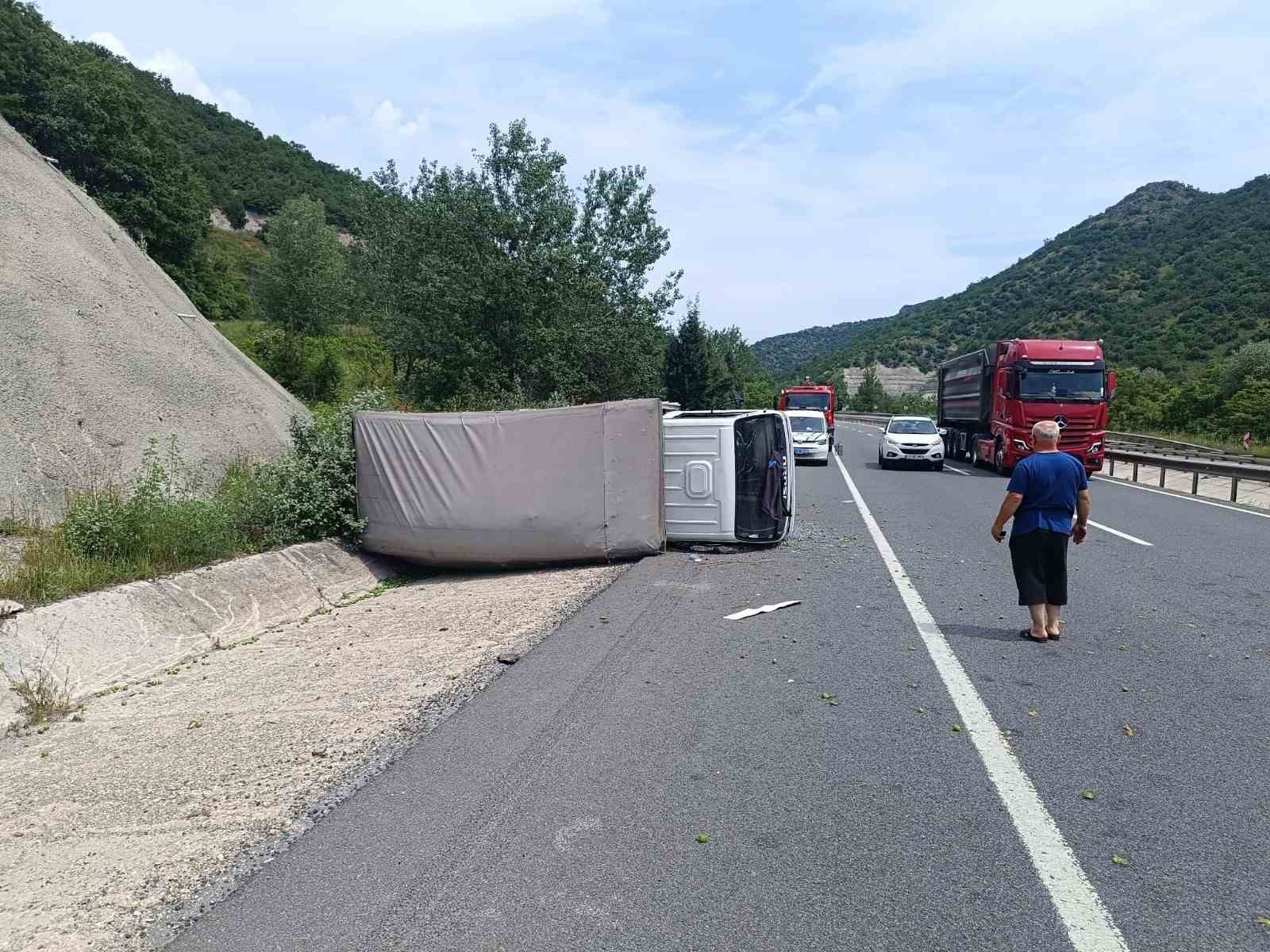 bilecik-te-kamyonetin-devrildigi-kazada-1-kisi-yaralandi