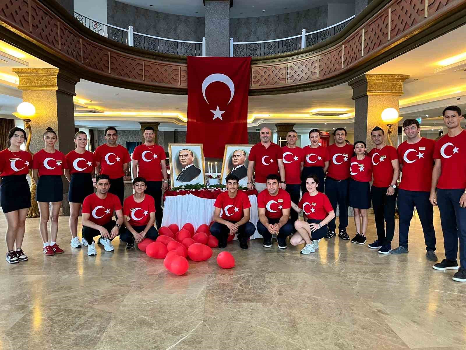 bodrum-da-otel-personeli-30-agustos-a-bayrakli-kiyafetlerle-damga-vurdu