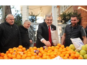 Başkan Adayı Aydın Pazarda Tezgahın Arkasına Geçerek Mandalina Sattı