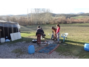 Yaz-kış Çadırda Yaşıyorlar